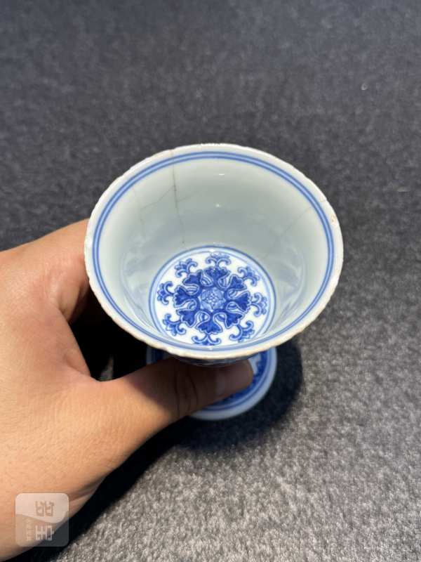 清乾隆 青花莲托梵文高足杯 - 图11